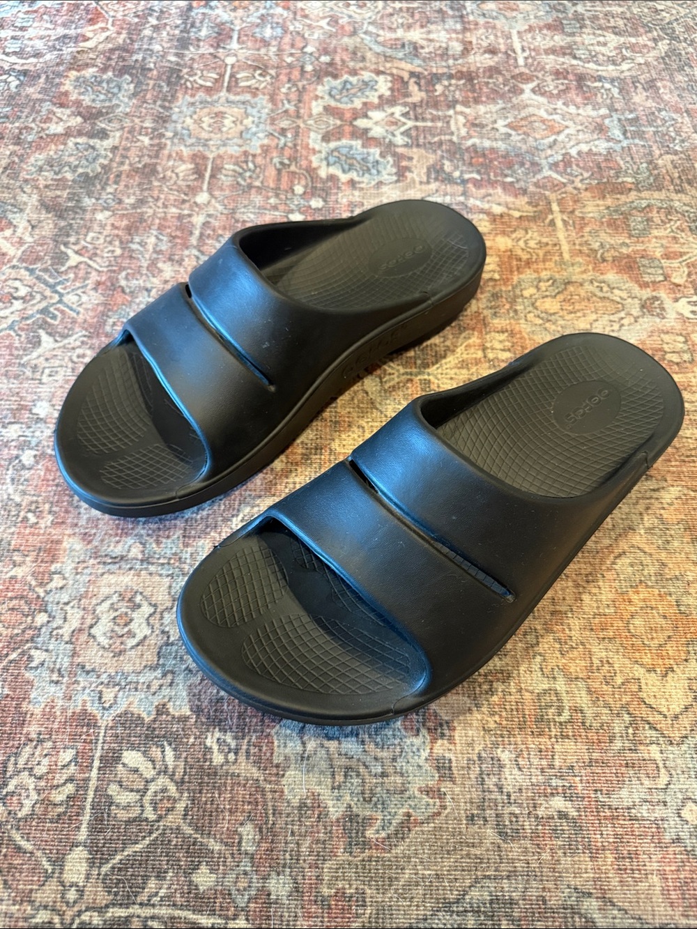 OOFOS Black Men's Two-Slot Recovery Slide Sandals